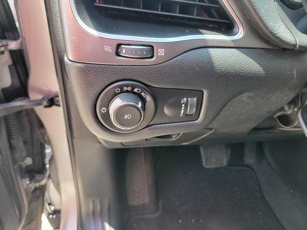 Used 2019 Jeep Cherokee Latitude w/ Popular Appearance Group FWD image 11