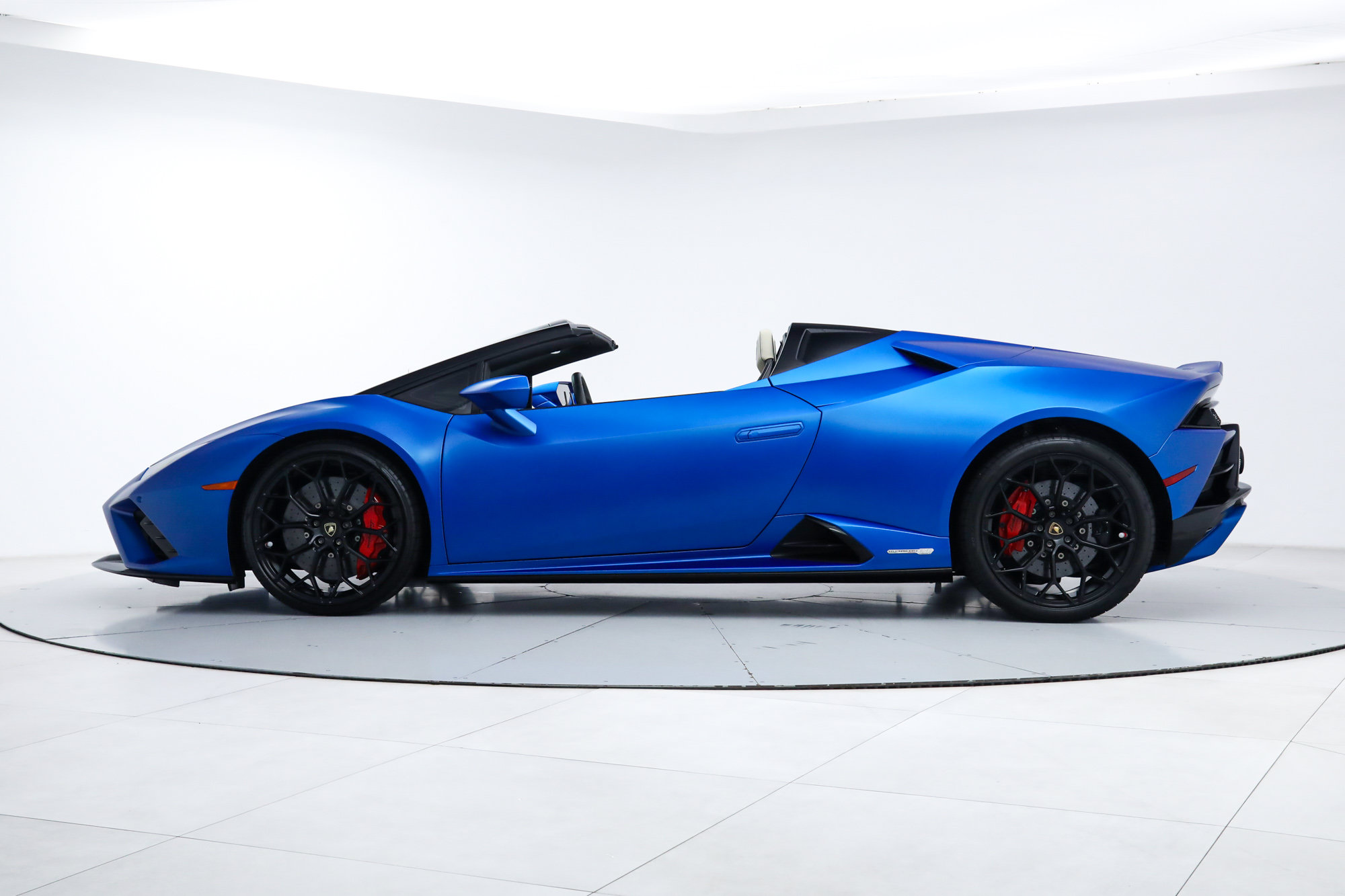 Used 2021 Lamborghini Huracan EVO RWD image 2