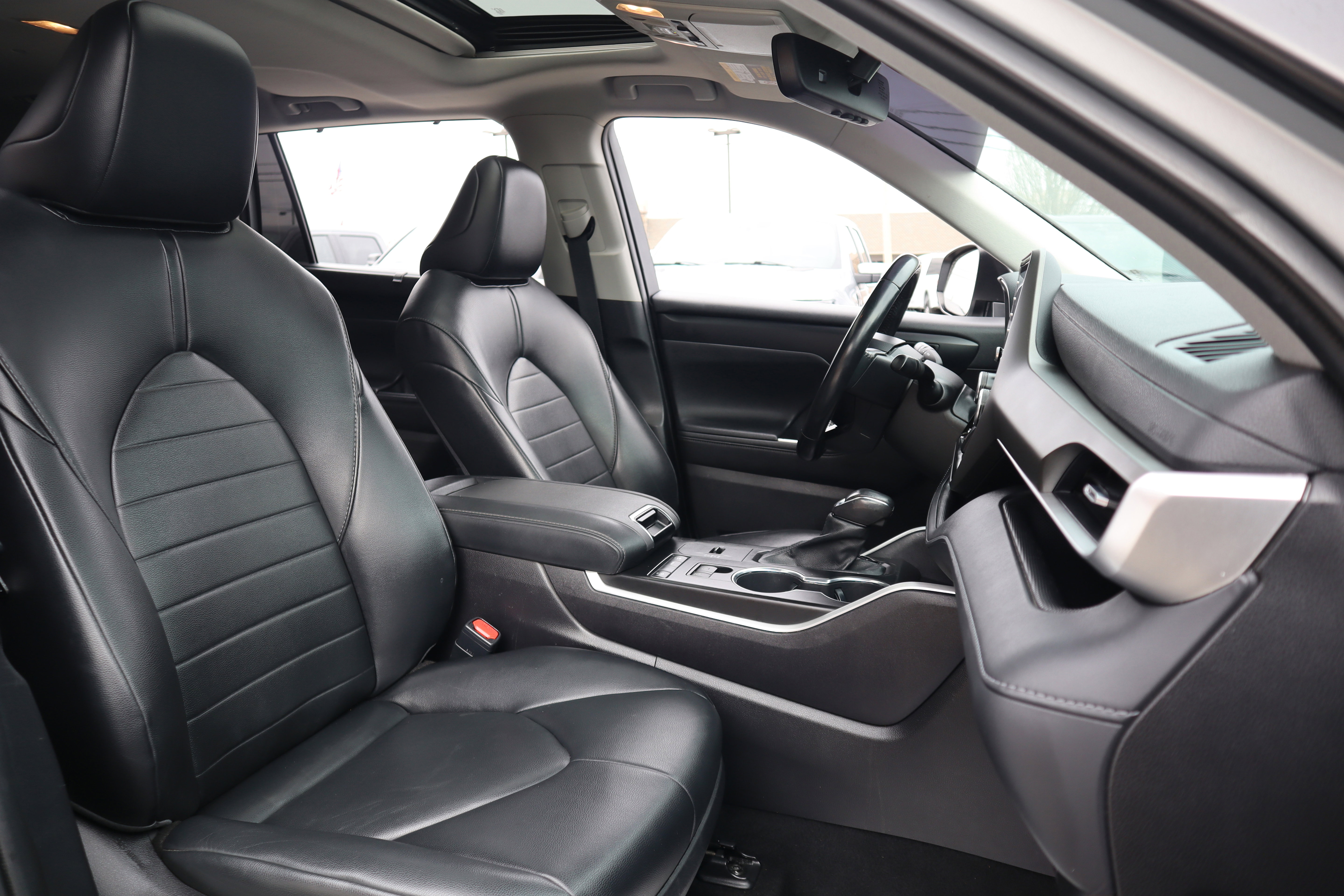 Used 2021 Toyota Highlander XLE image 32