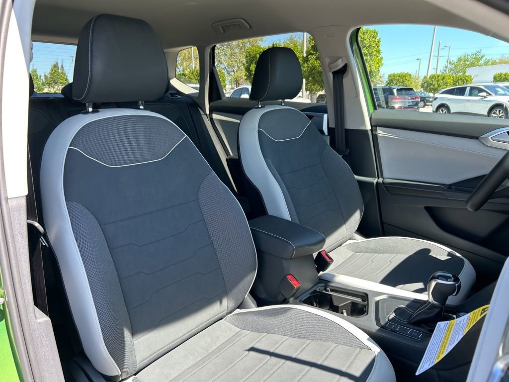 Used 2025 Volkswagen Taos SE image 39