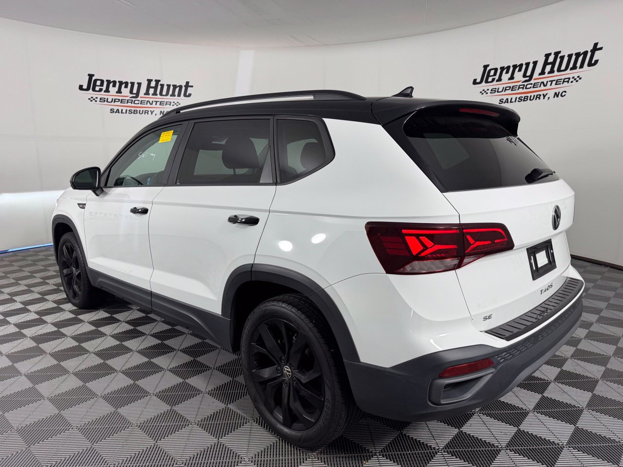 Used 2024 Volkswagen Taos SE FWD image 9