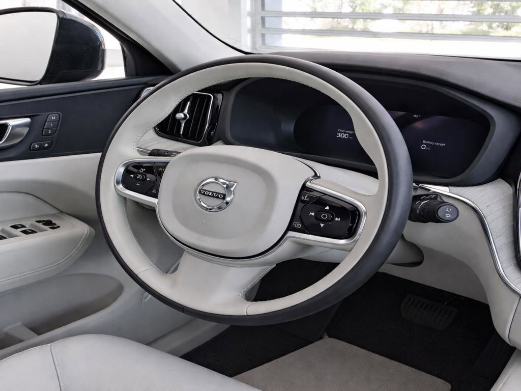Certified 2025 Volvo XC60 T8 Plus w/ Protection Package Premier AWD/4WD image 16
