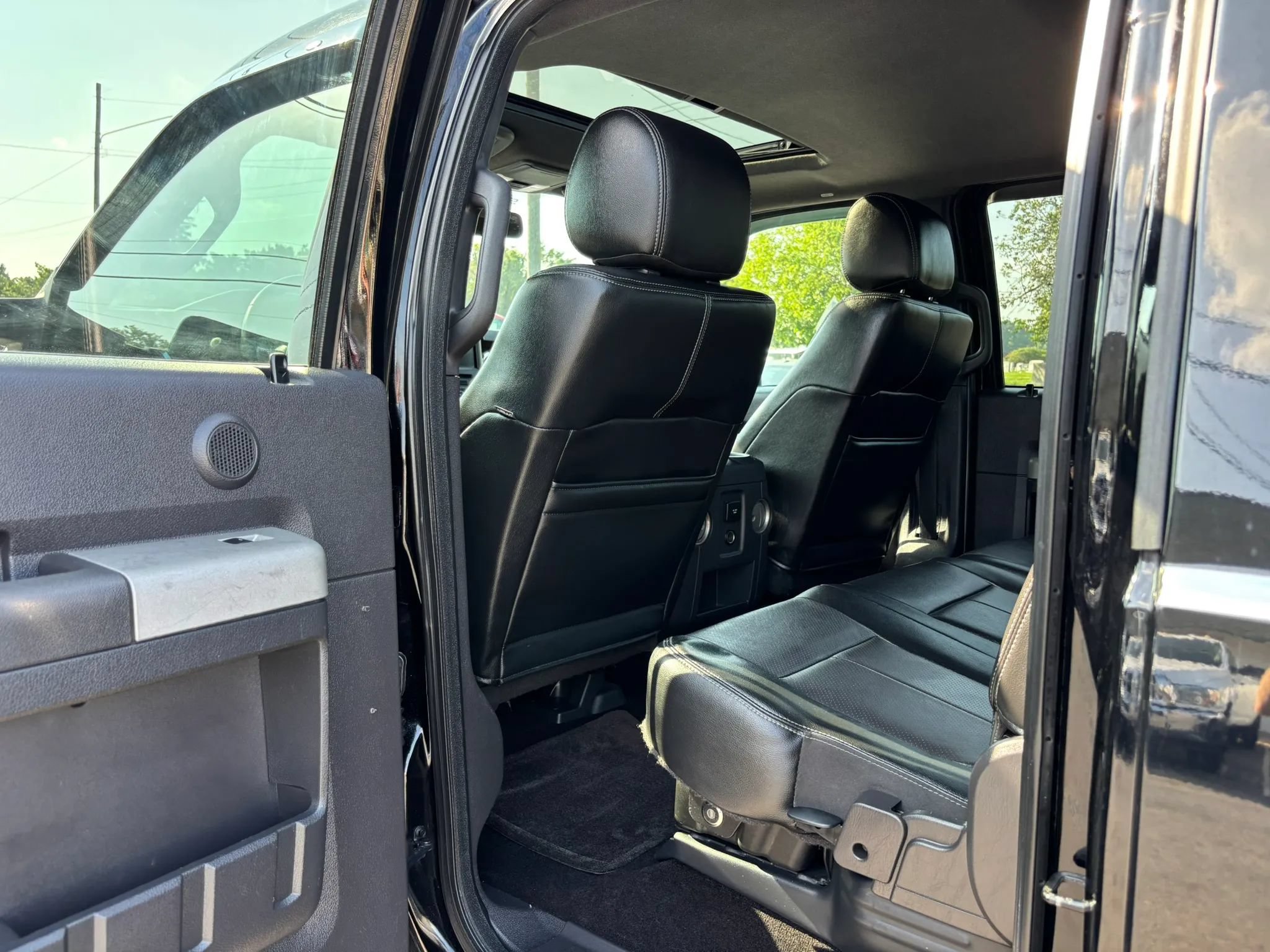 Used 2016 Ford F350 Lariat w/ Lariat Ultimate Package AWD/4WD image 27