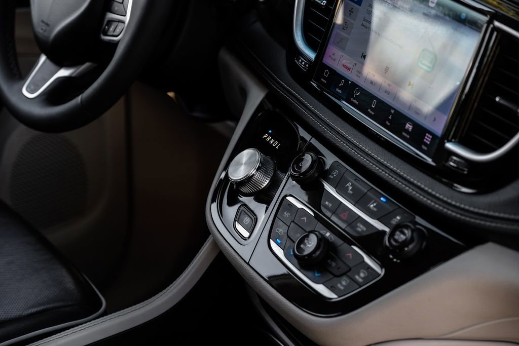 Used 2023 Chrysler Pacifica Limited image 21