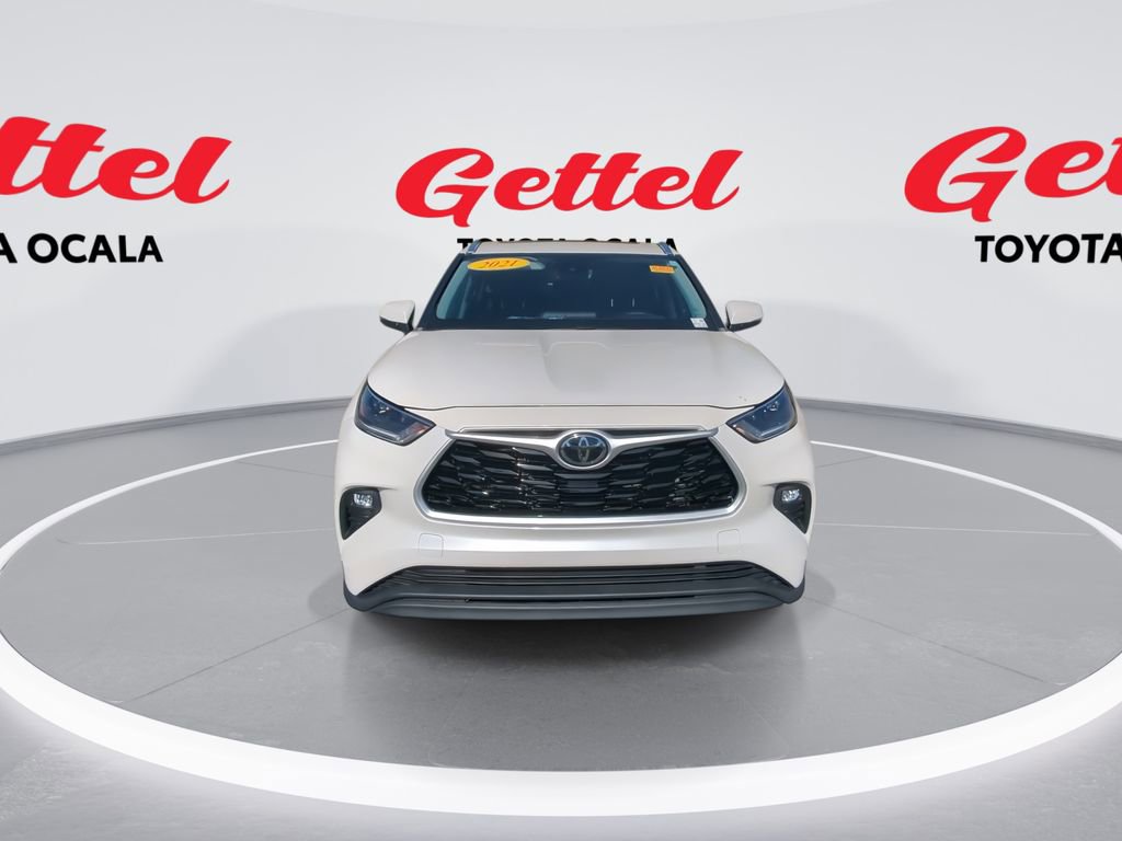 Used 2021 Toyota Highlander XLE image 3