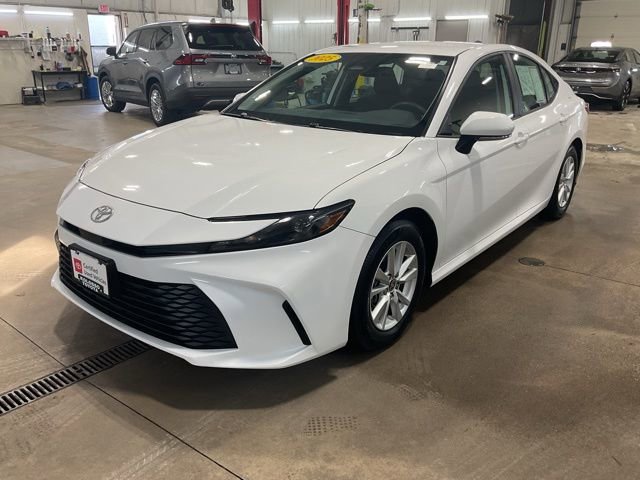 Used 2025 Toyota Camry LE image 3