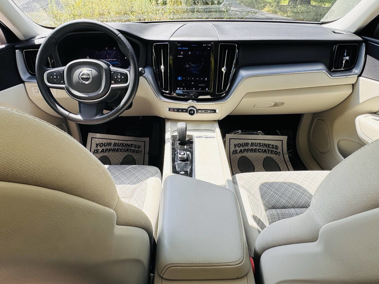 Used 2022 Volvo XC60 B5 Momentum image 12