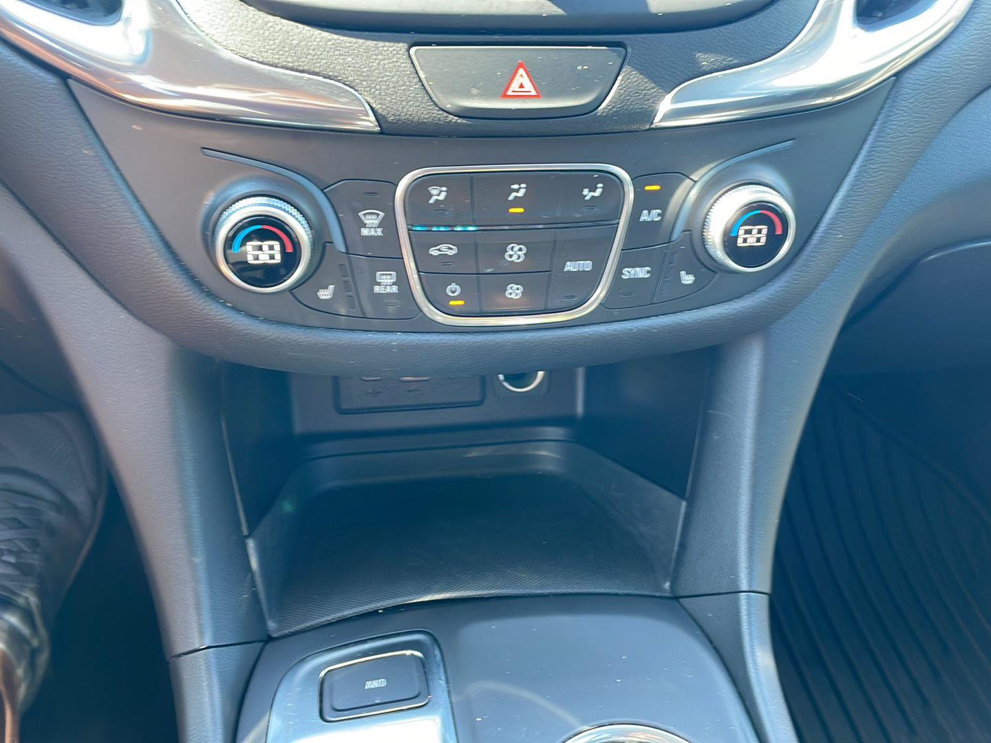 Used 2019 Chevrolet Equinox LT w/ Driver Convenience Package AWD/4WD image 21