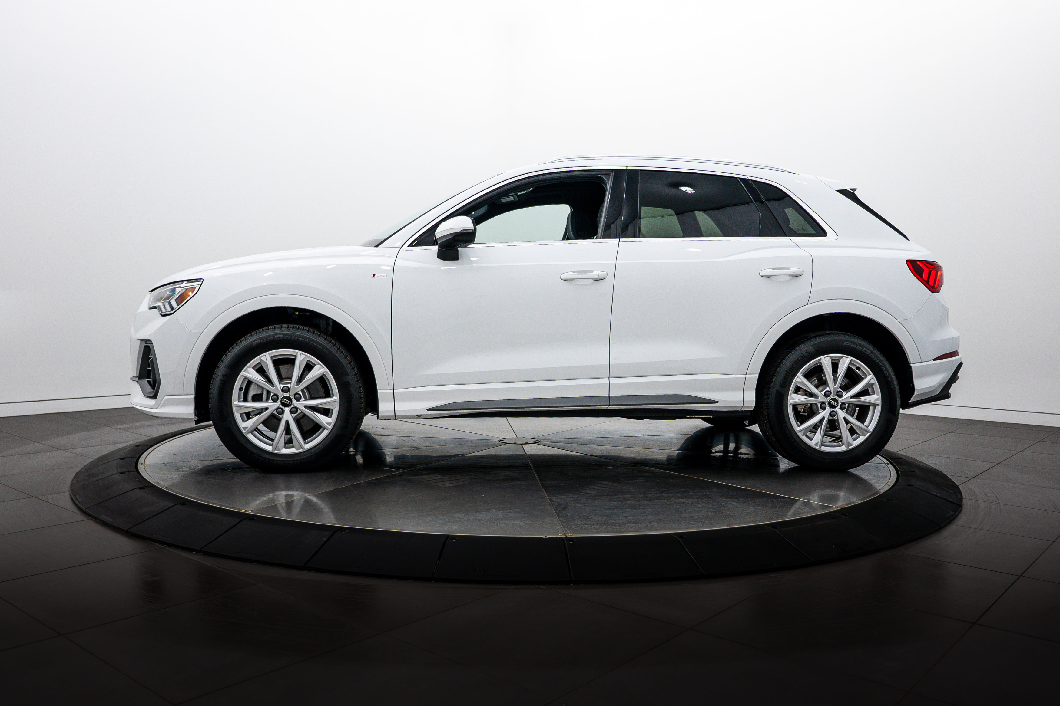 New 2025 Audi Q3 2.0T Premium w/ Convenience Package AWD/4WD image 7