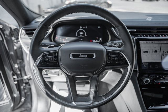 Used 2022 Jeep Grand Cherokee Overland w/ Luxury Tech Group IV image 10