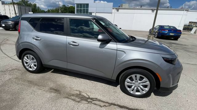 Used 2023 Kia Soul LX FWD image 3