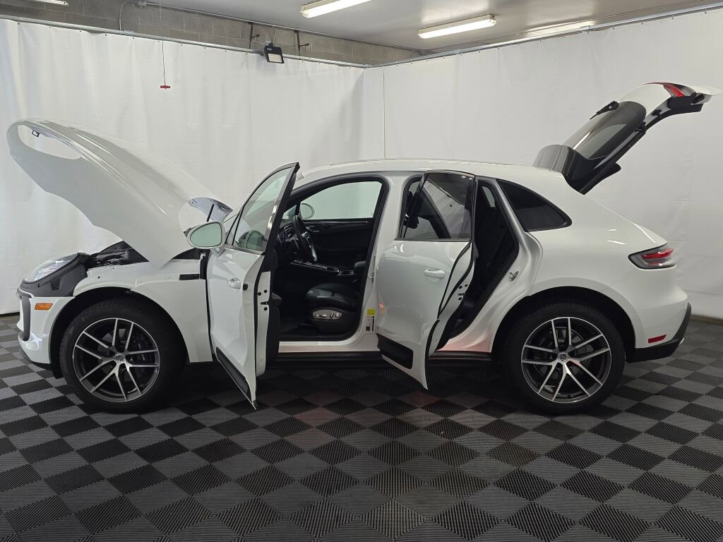 Certified 2025 Porsche Macan image 13