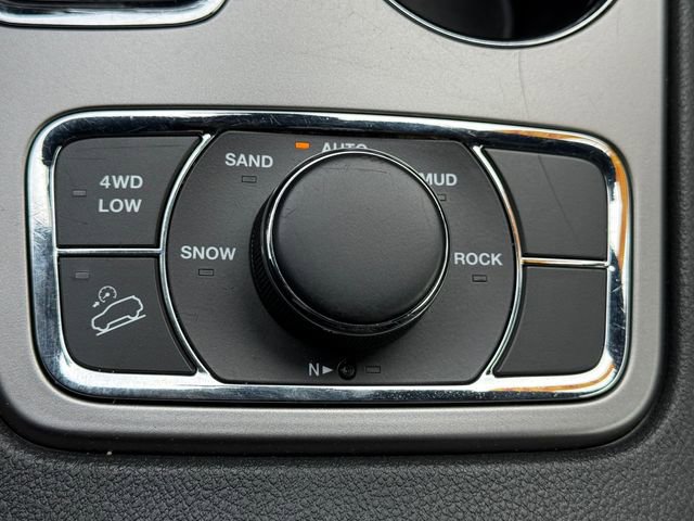 Used 2020 Jeep Grand Cherokee Laredo image 28