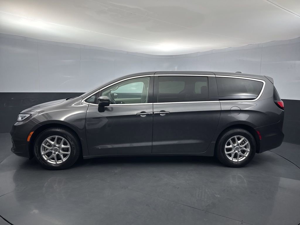 Used 2023 Chrysler Pacifica Touring-L FWD image 2