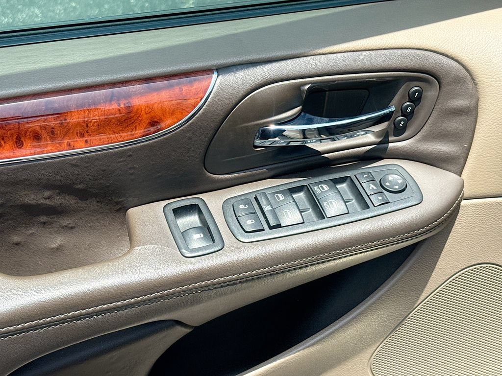 Used 2013 Chrysler Town & Country Limited w/ Luxury Group FWD image 19
