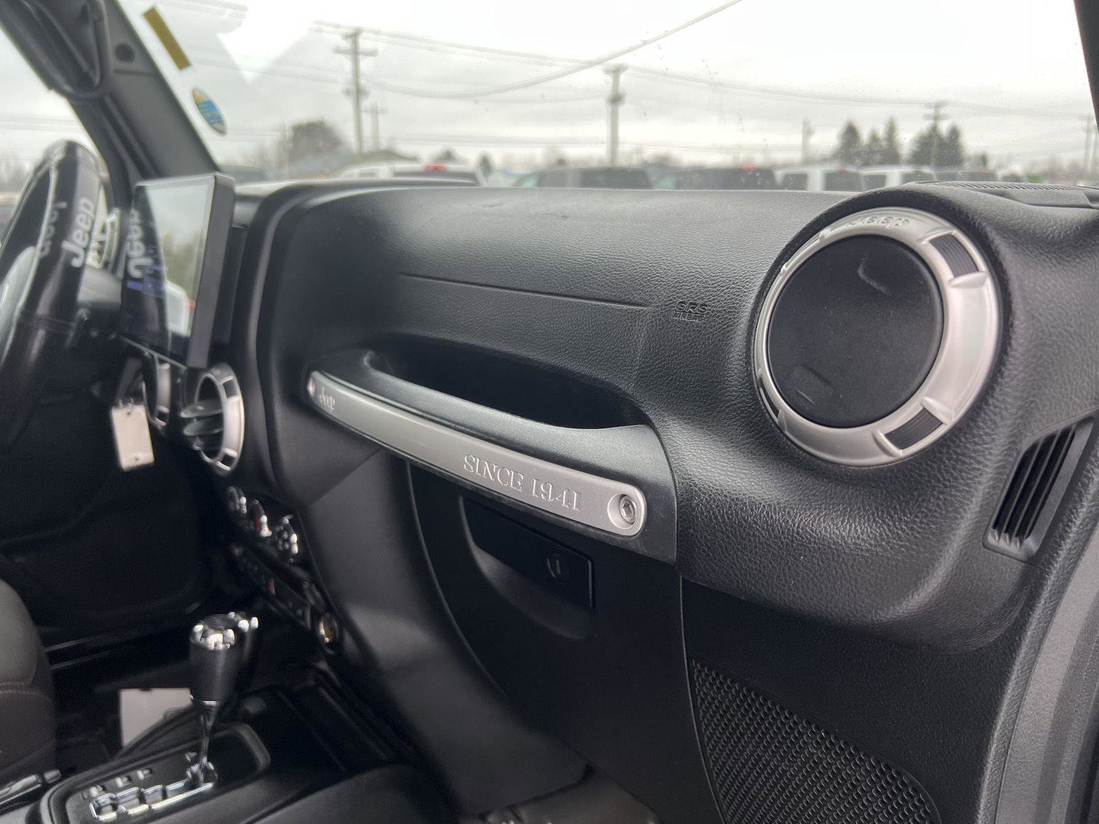 Used 2017 Jeep Wrangler Unlimited Sahara w/ Connectivity Group image 33