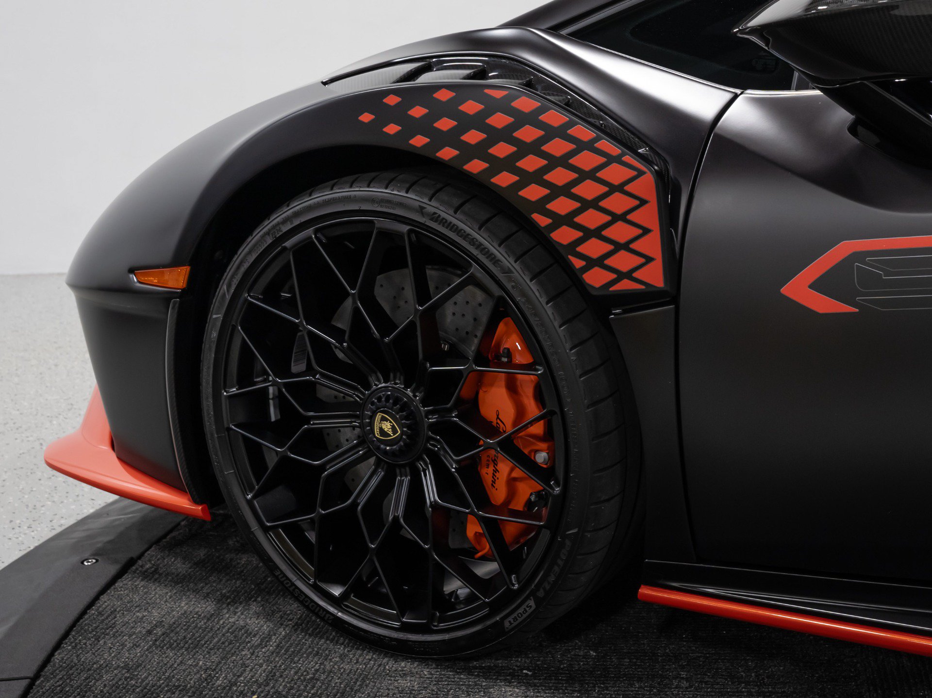 Used 2024 Lamborghini Huracan STO RWD image 41