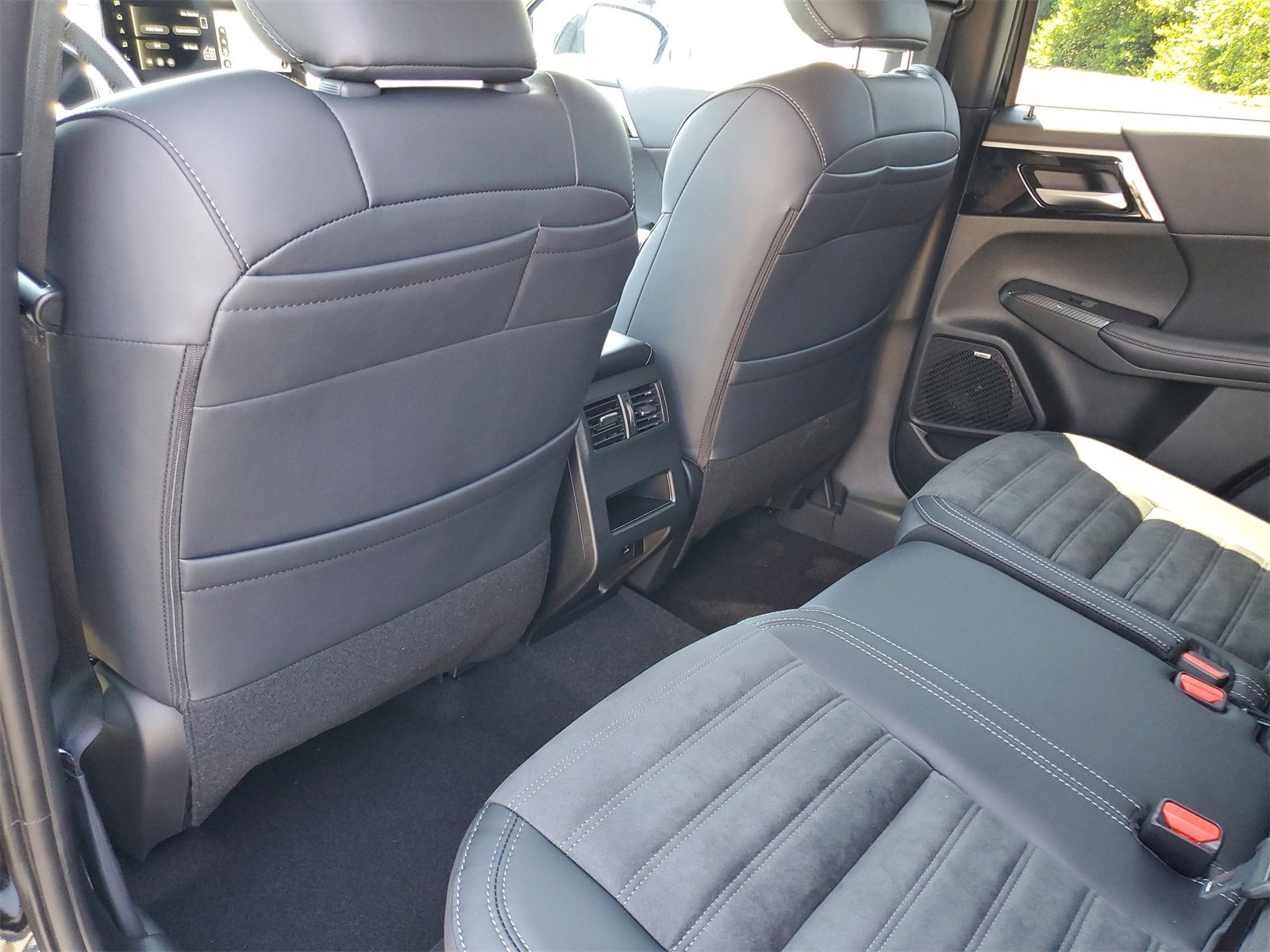 New 2025 Mitsubishi Outlander SE image 21