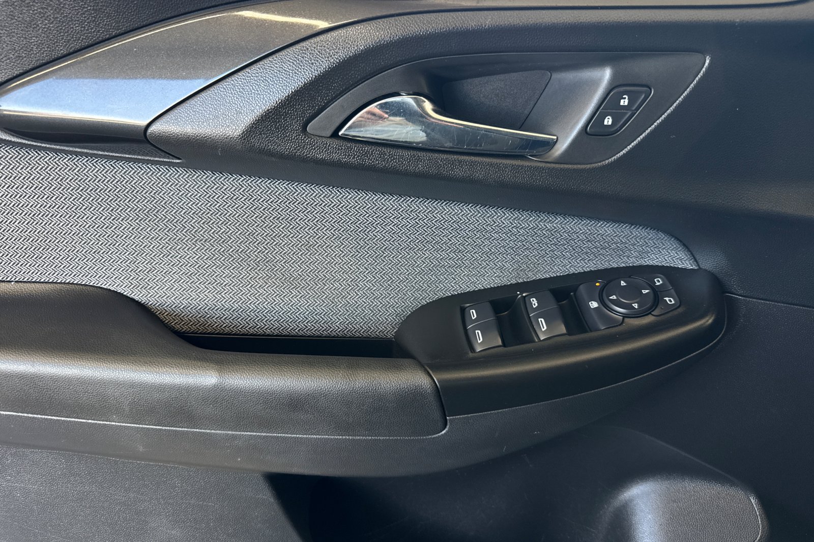 Used 2022 Chevrolet TrailBlazer LT w/ Confidence II Package FWD image 11
