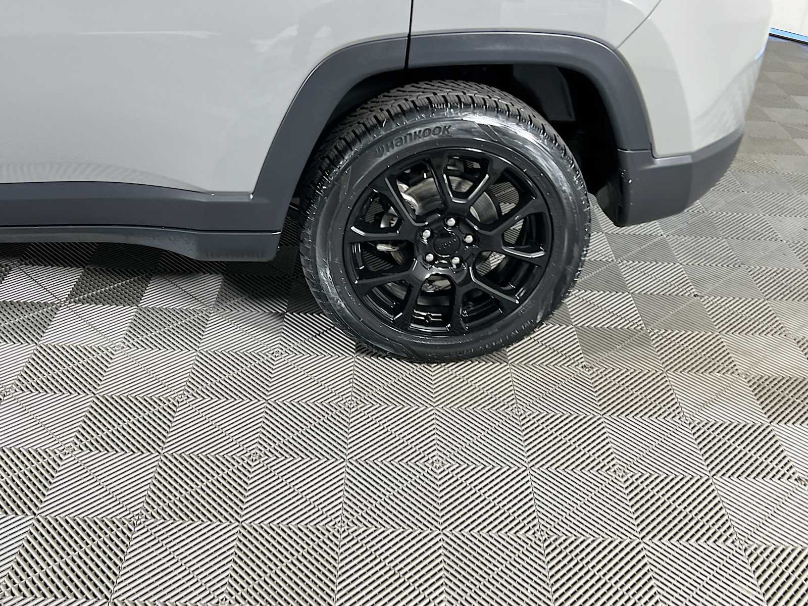 Used 2023 Jeep Compass Latitude AWD/4WD image 30