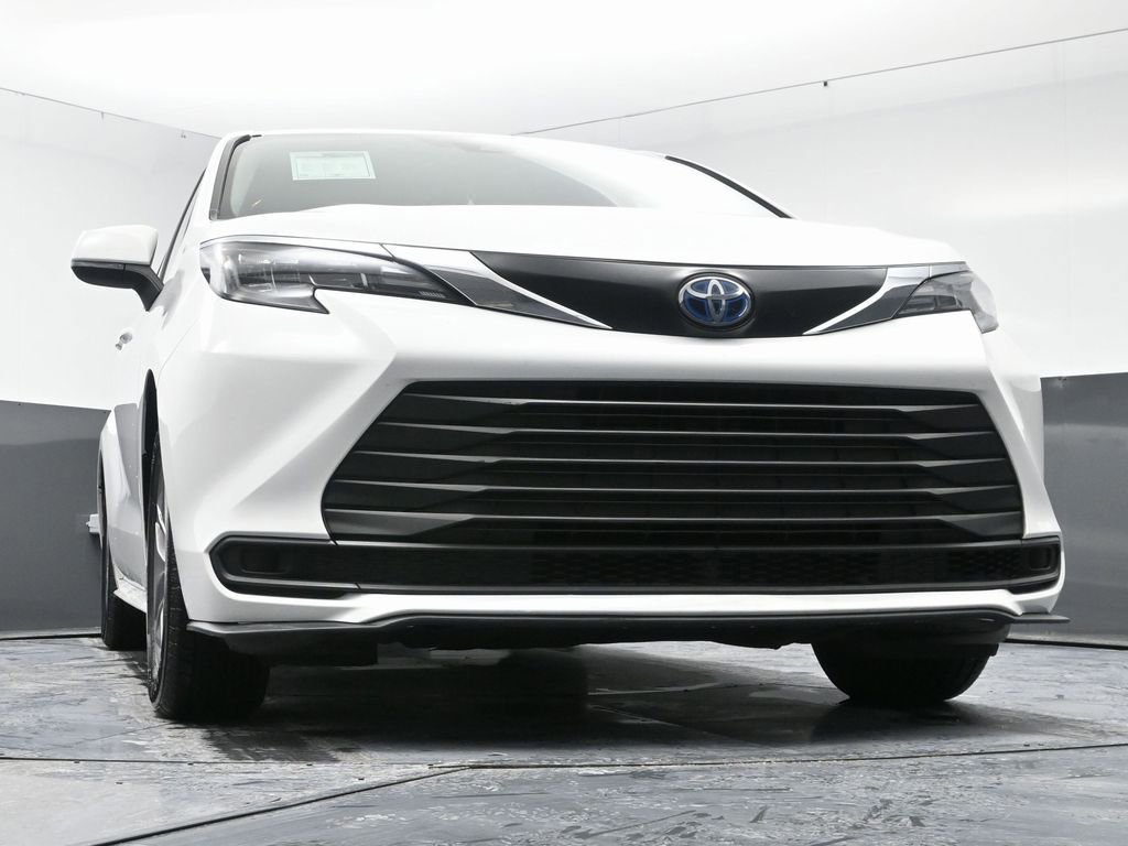 Used 2024 Toyota Sienna LE image 50