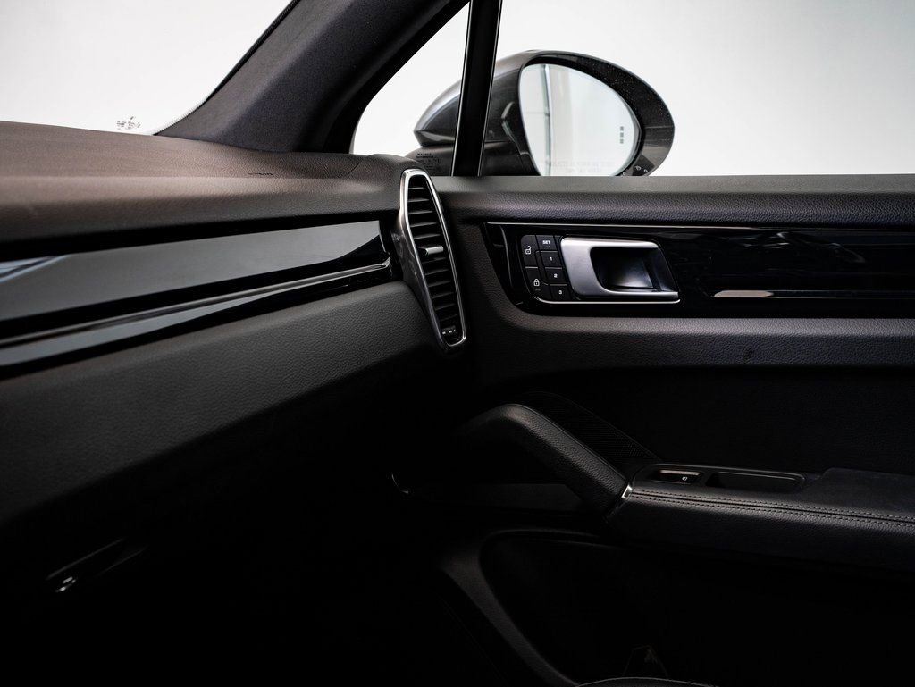 Certified 2022 Porsche Cayenne E-Hybrid w/ Premium Package image 44