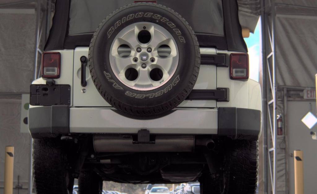 Used 2015 Jeep Wrangler Unlimited Sahara w/ Connectivity Group AWD/4WD image 7