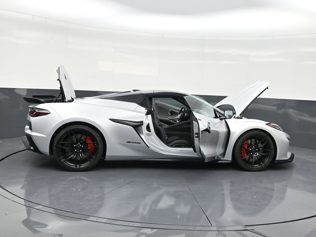 Used 2026 Chevrolet Corvette Z06 w/ Stealth Interior Trim Package RWD image 29