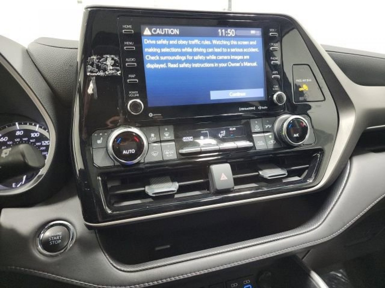 Used 2022 Toyota Highlander XLE AWD/4WD image 34