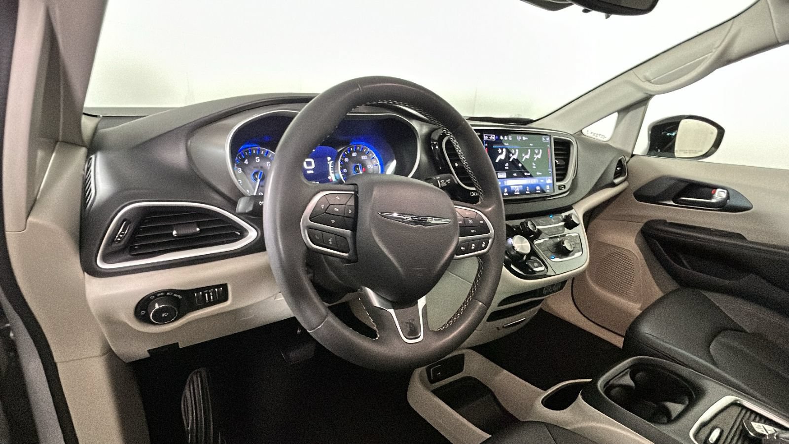 Used 2024 Chrysler Pacifica Touring-L FWD image 15