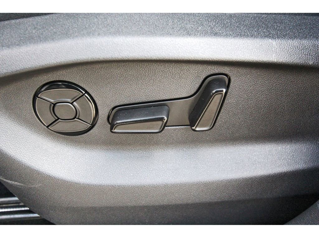 Used 2025 Volkswagen Tiguan SE R-Line image 21