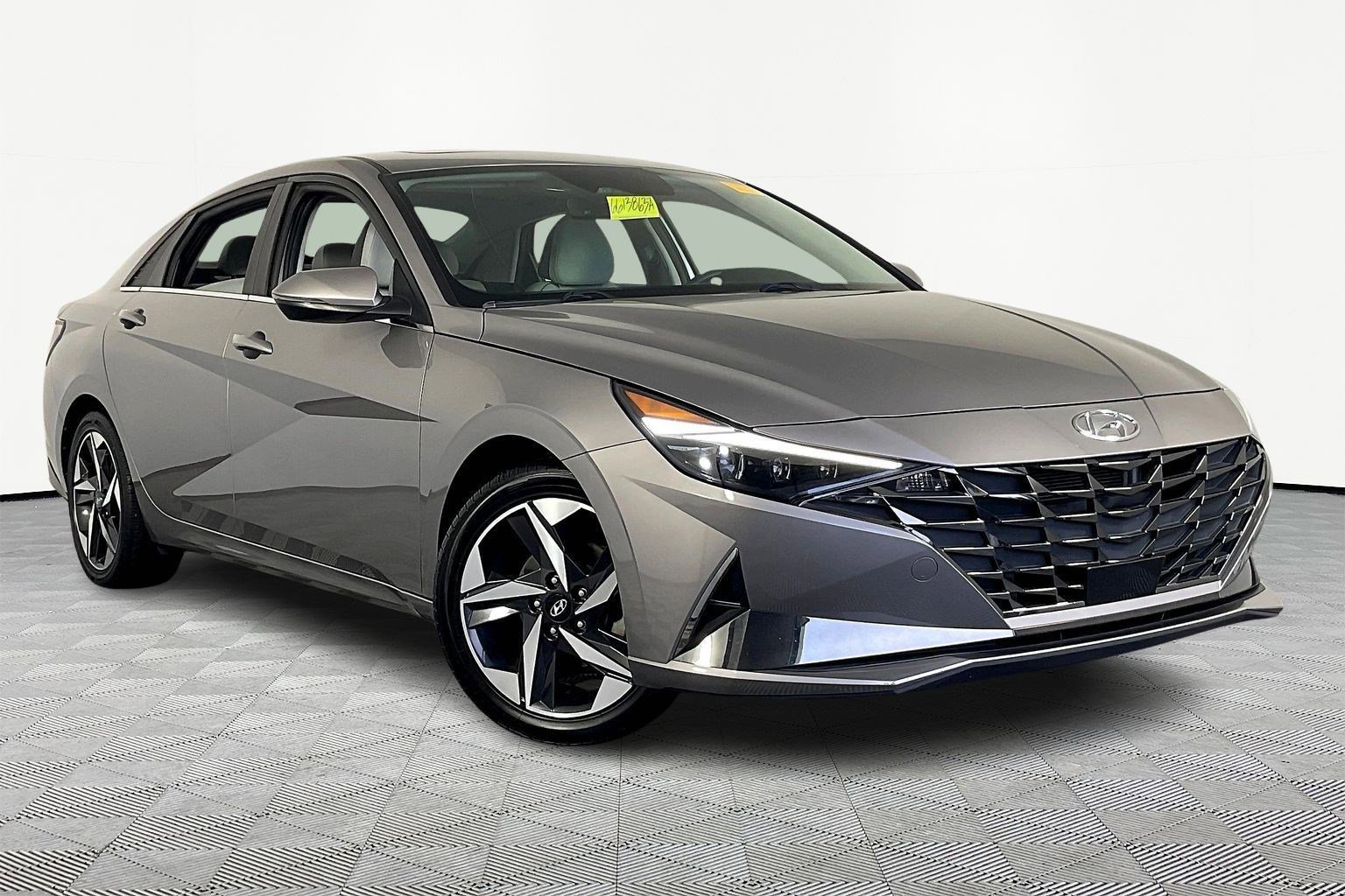 Certified 2022 Hyundai Elantra Limited w/ Preferred Accessory Package image 3