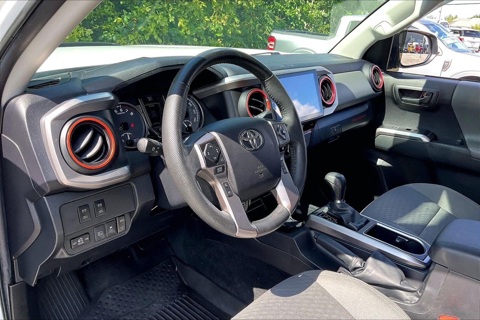 Used 2022 Toyota Tacoma SR5 AWD/4WD image 13