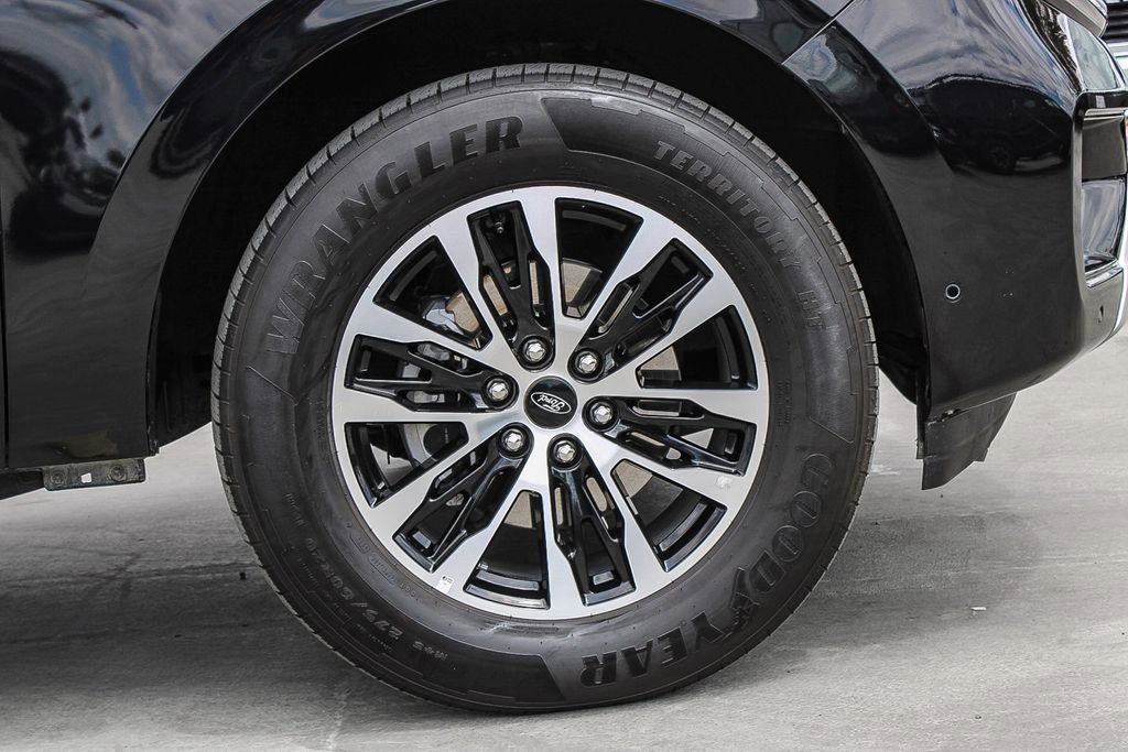 Used 2025 Ford Expedition Platinum AWD/4WD image 11