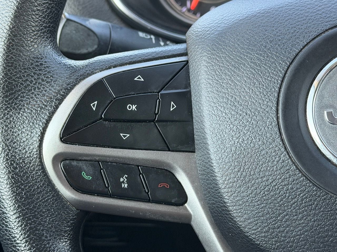Used 2019 Jeep Cherokee Latitude w/ Popular Appearance Group FWD image 16