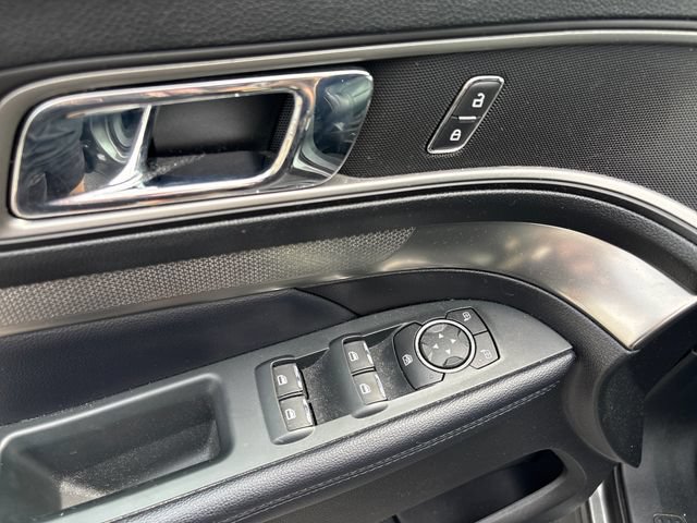 Used 2018 Ford Explorer XLT w/ Equipment Group 202A AWD/4WD image 16