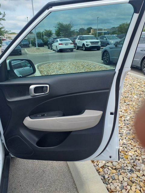Certified 2025 Hyundai Venue SEL FWD image 24