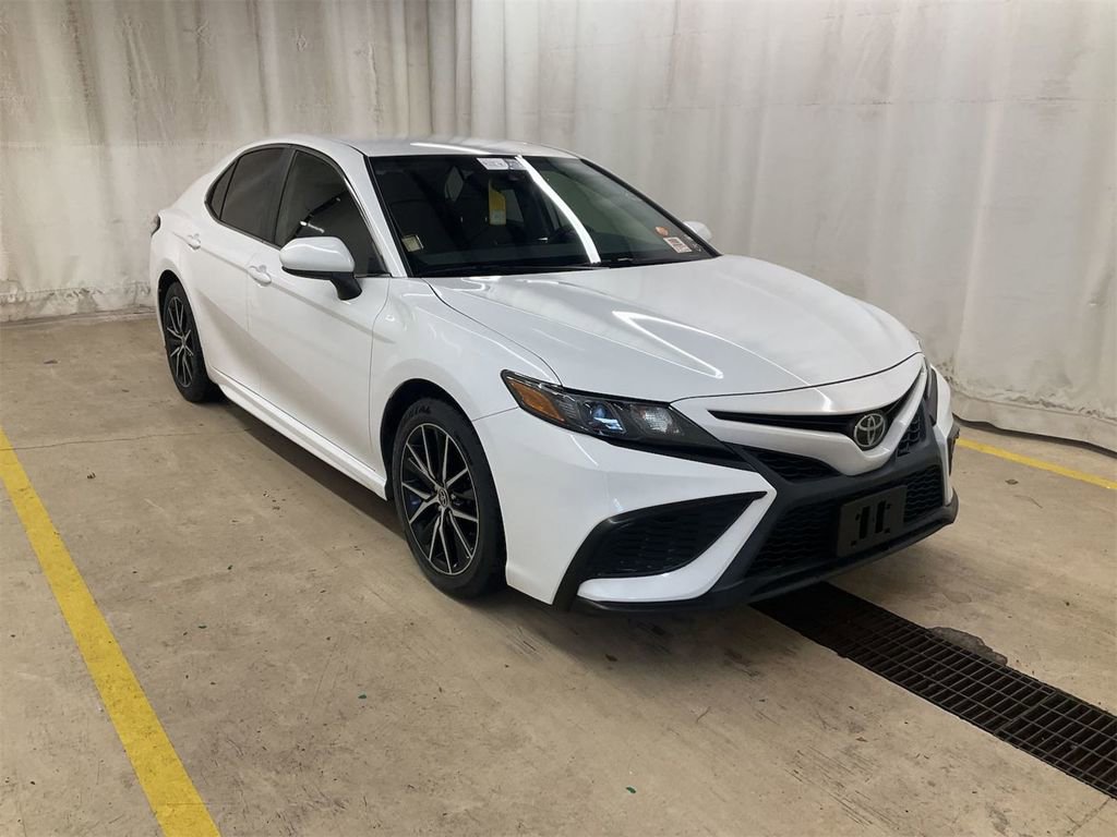 Used 2021 Toyota Camry SE image 1