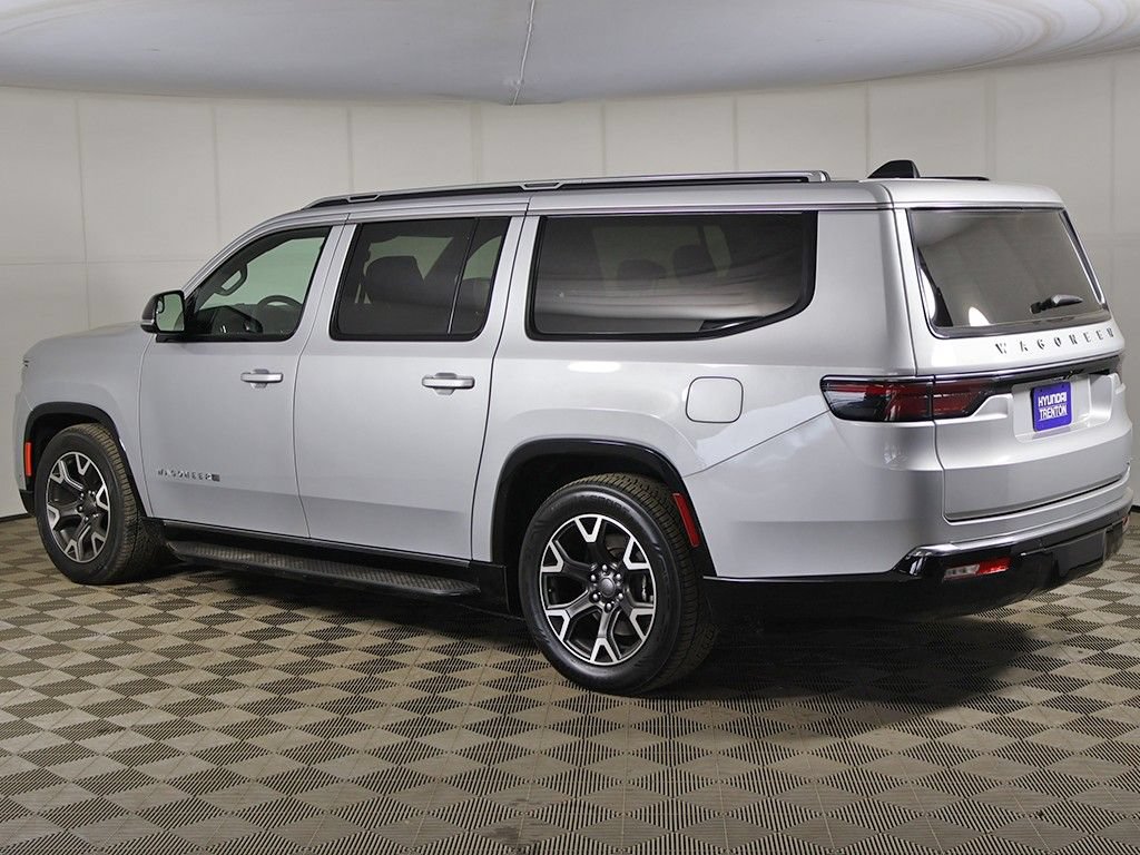 Used 2024 Jeep Wagoneer L Series III w/ Flexible Seating Group AWD/4WD image 14