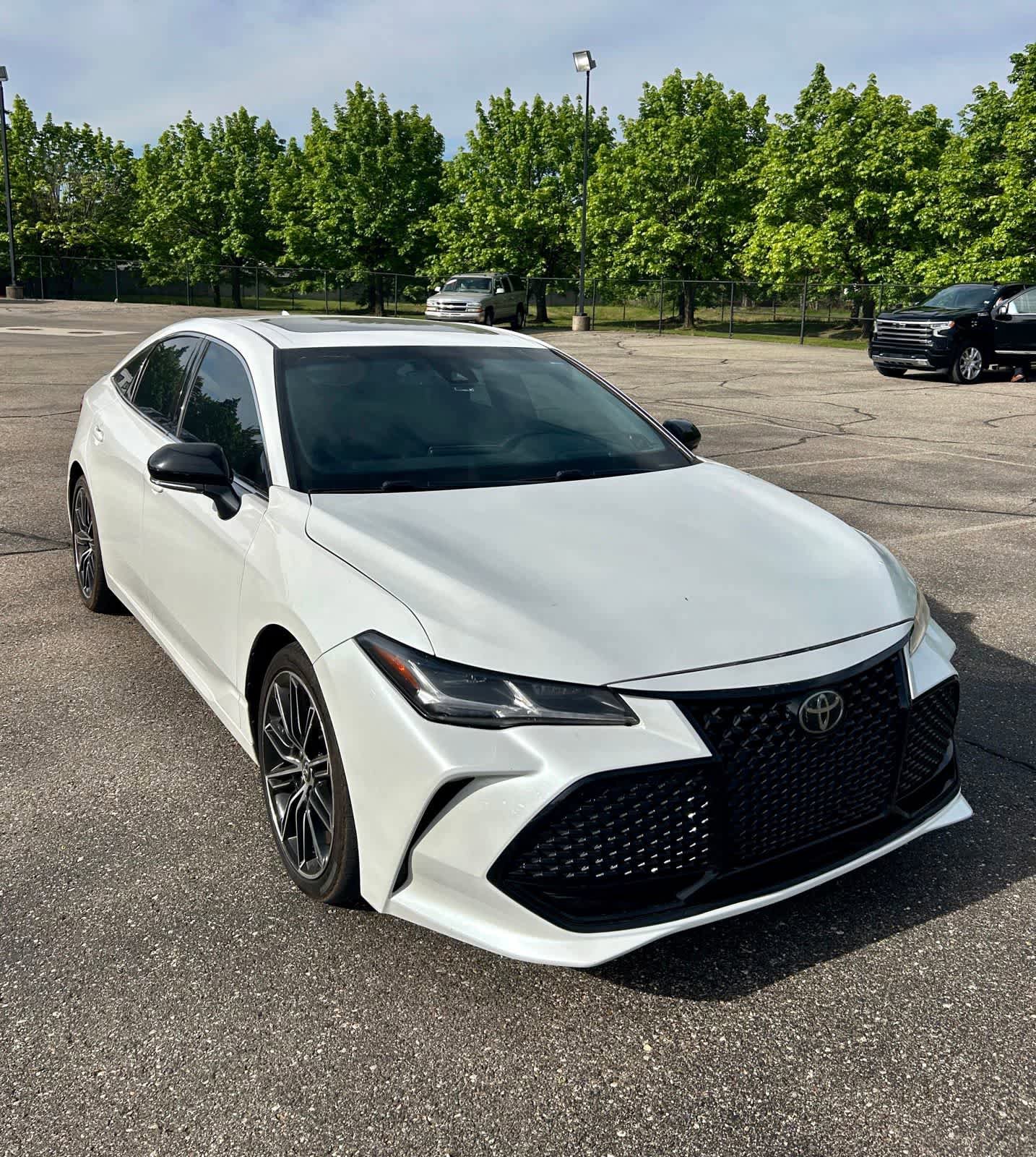 Used 2019 Toyota Avalon Touring FWD image 4