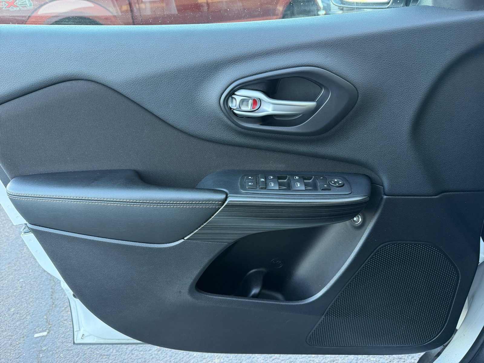Used 2016 Jeep Cherokee Sport FWD image 13