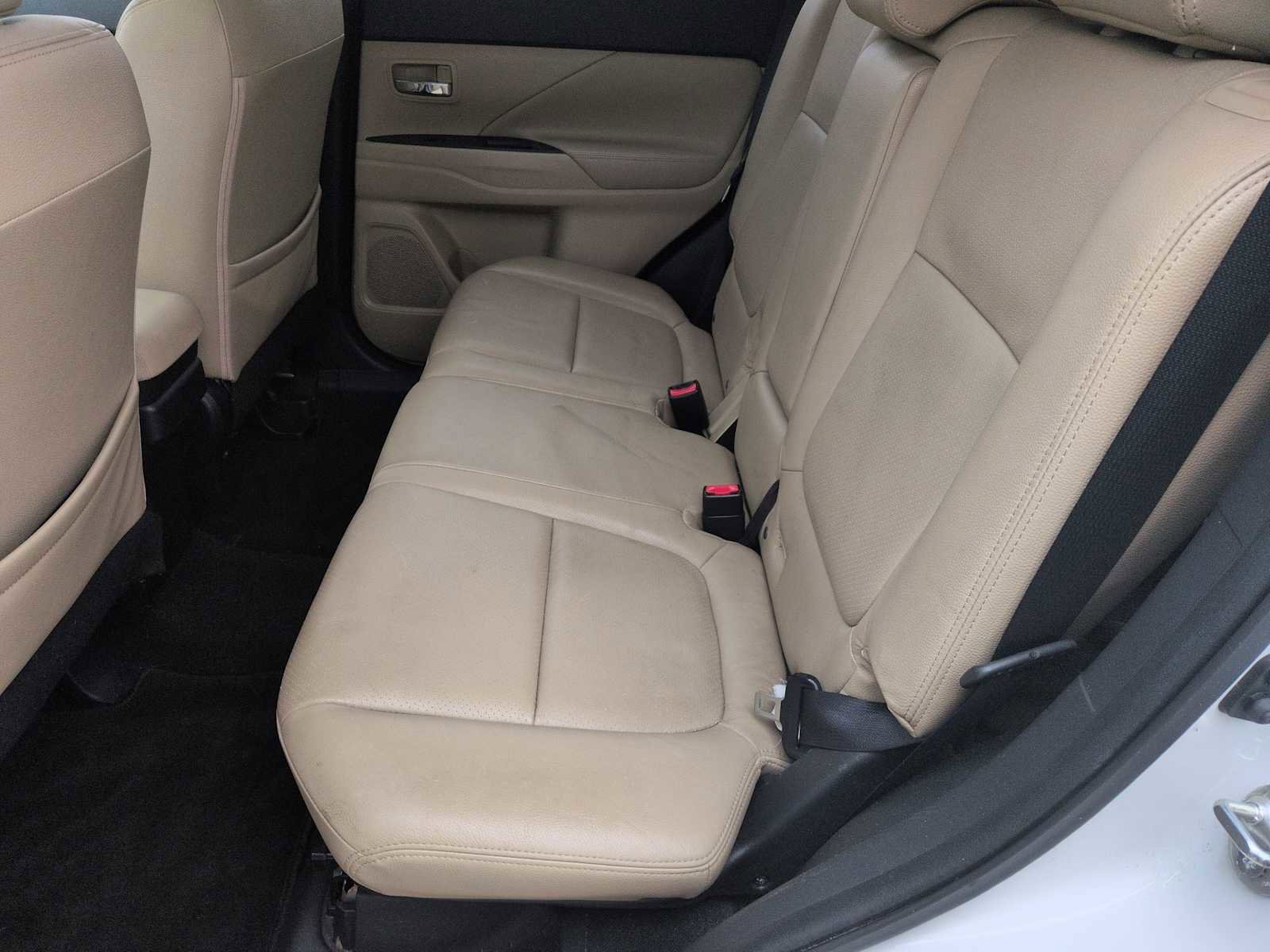 Used 2014 Mitsubishi Outlander SE image 19