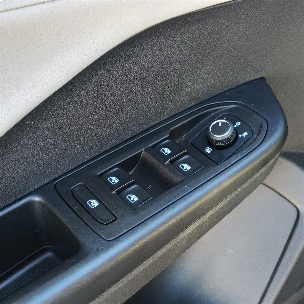 Certified 2025 Volkswagen Taos SE image 18