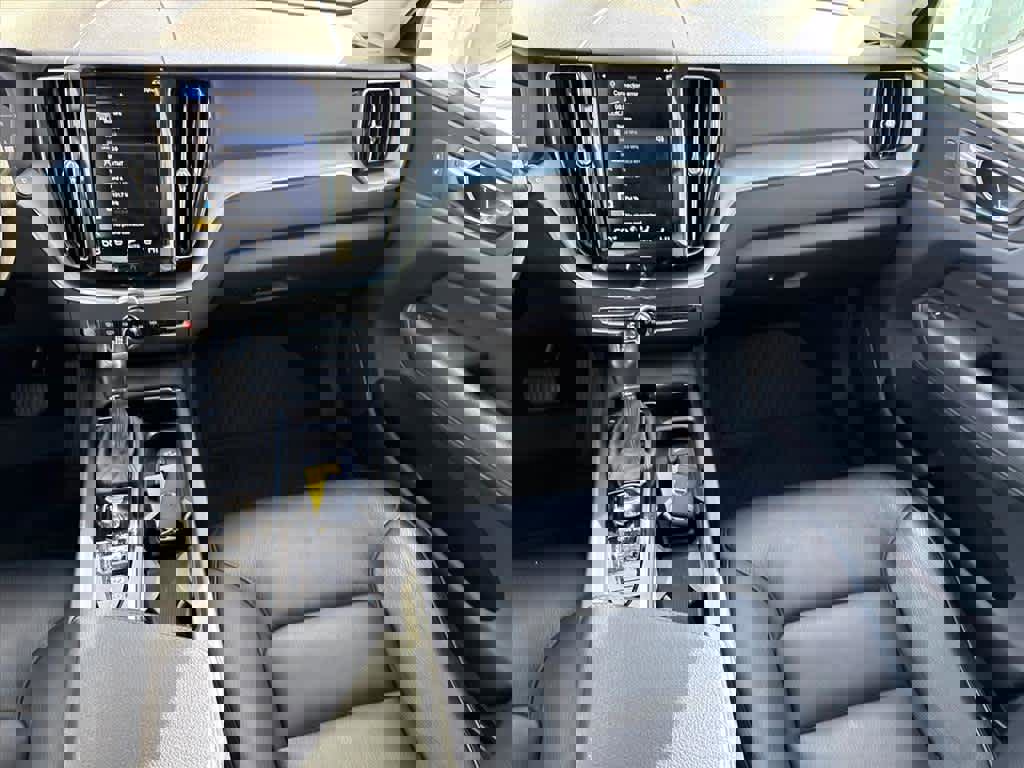 Used 2018 Volvo XC60 T6 Momentum w/ Convenience Package image 5