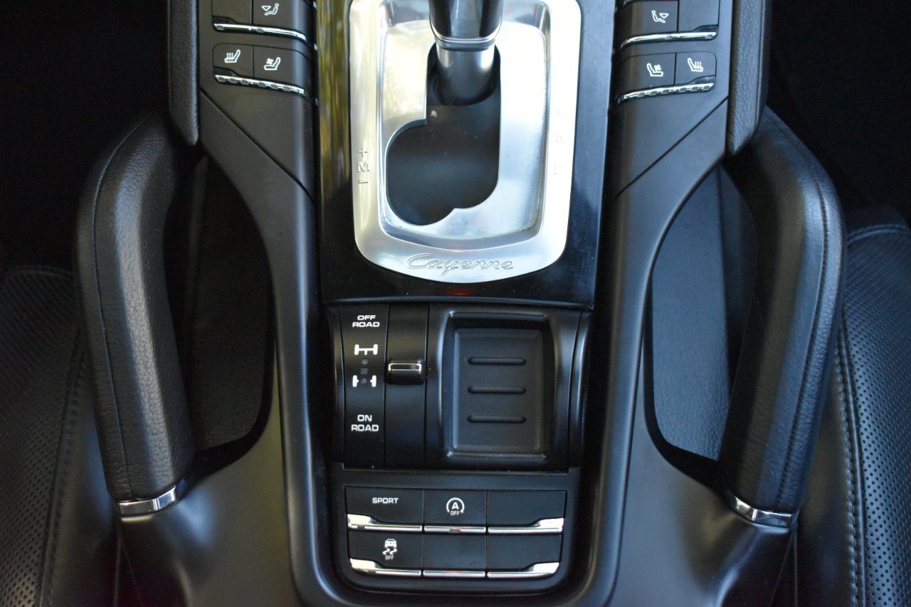 Used 2018 Porsche Cayenne Platinum Edition image 25