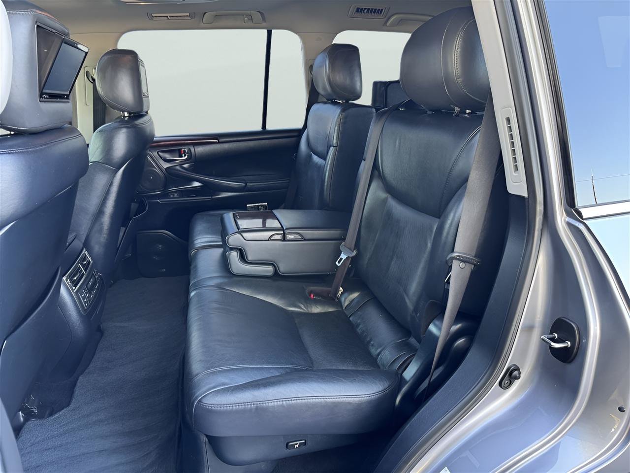 Used 2011 Lexus LX 570 4WD w/ Luxury Pkg image 16