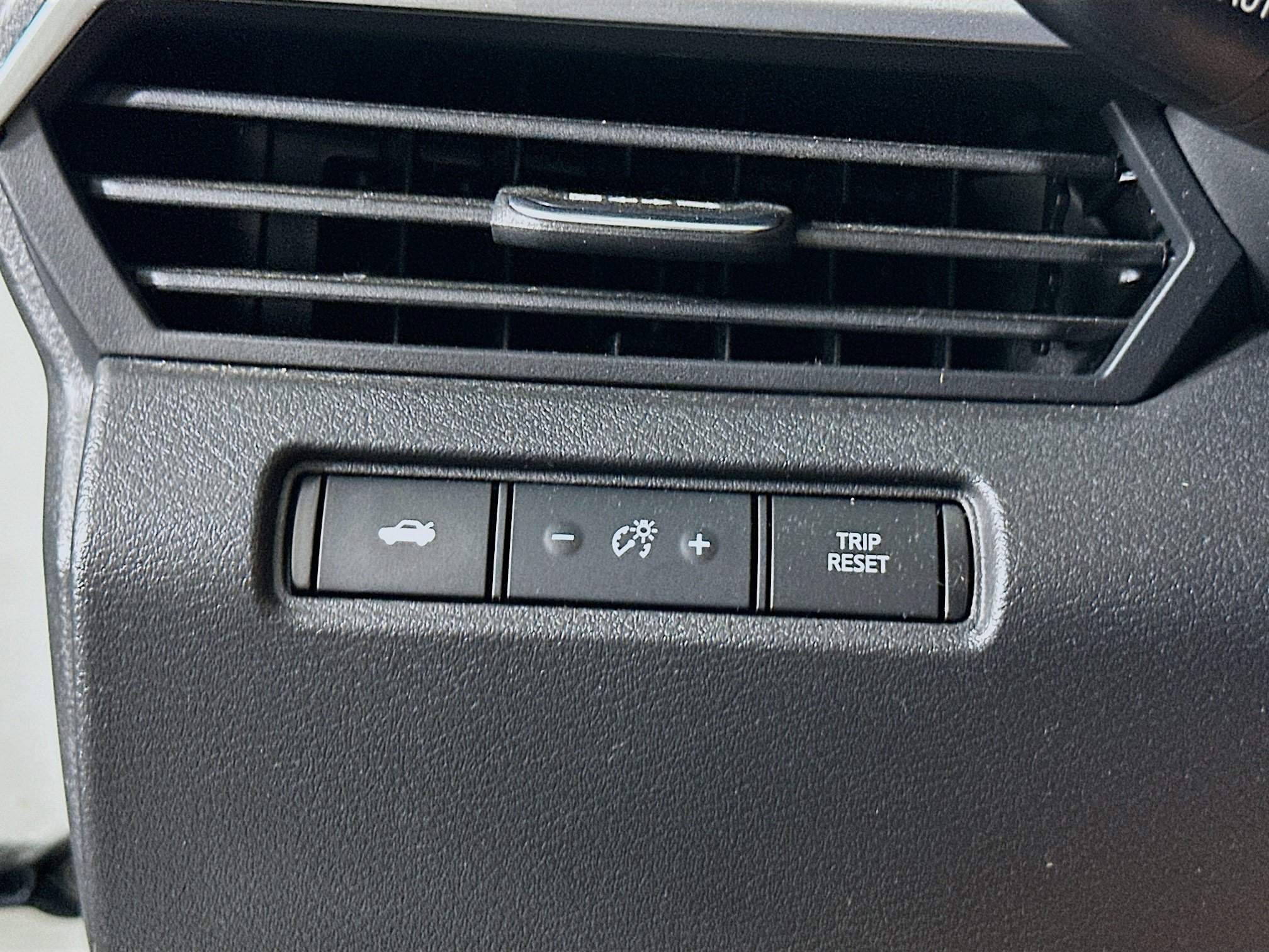 Used 2024 Nissan Altima 2.5 SV AWD/4WD image 17