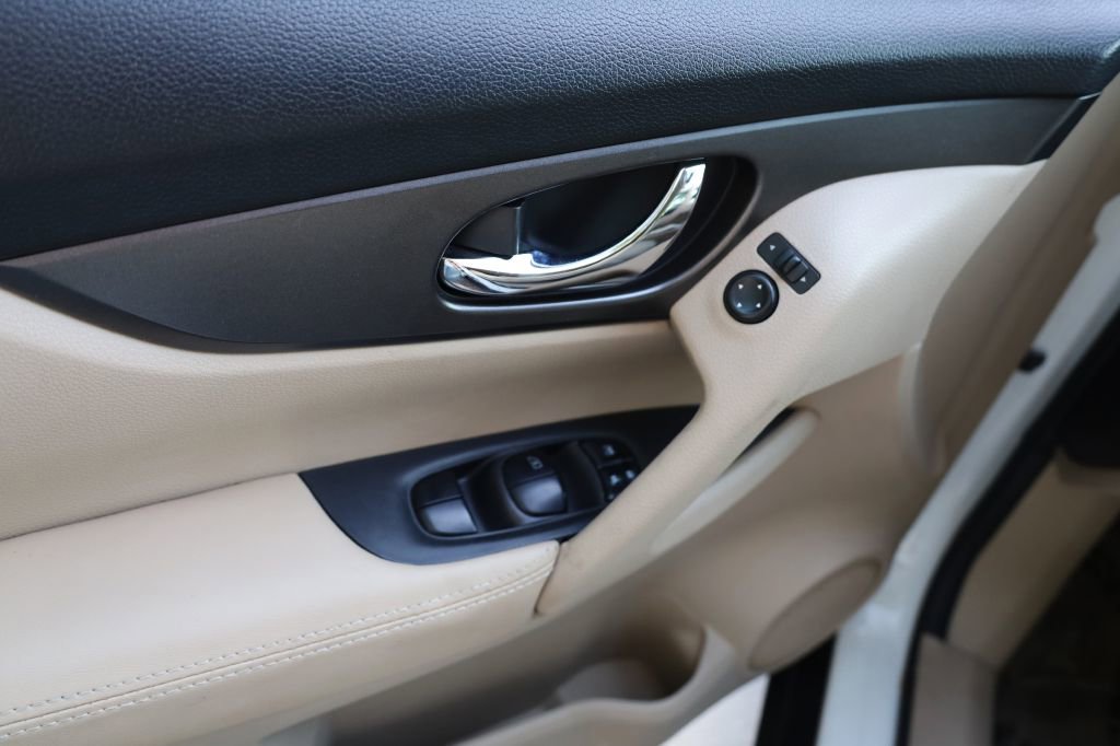 Used 2014 Nissan Rogue SV image 11