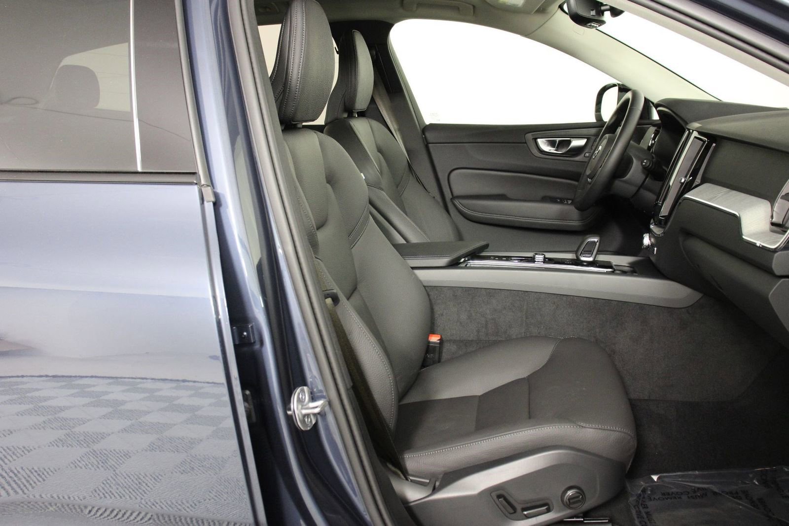 Certified 2025 Volvo XC60 T8 Plus w/ Protection Package Premier image 29