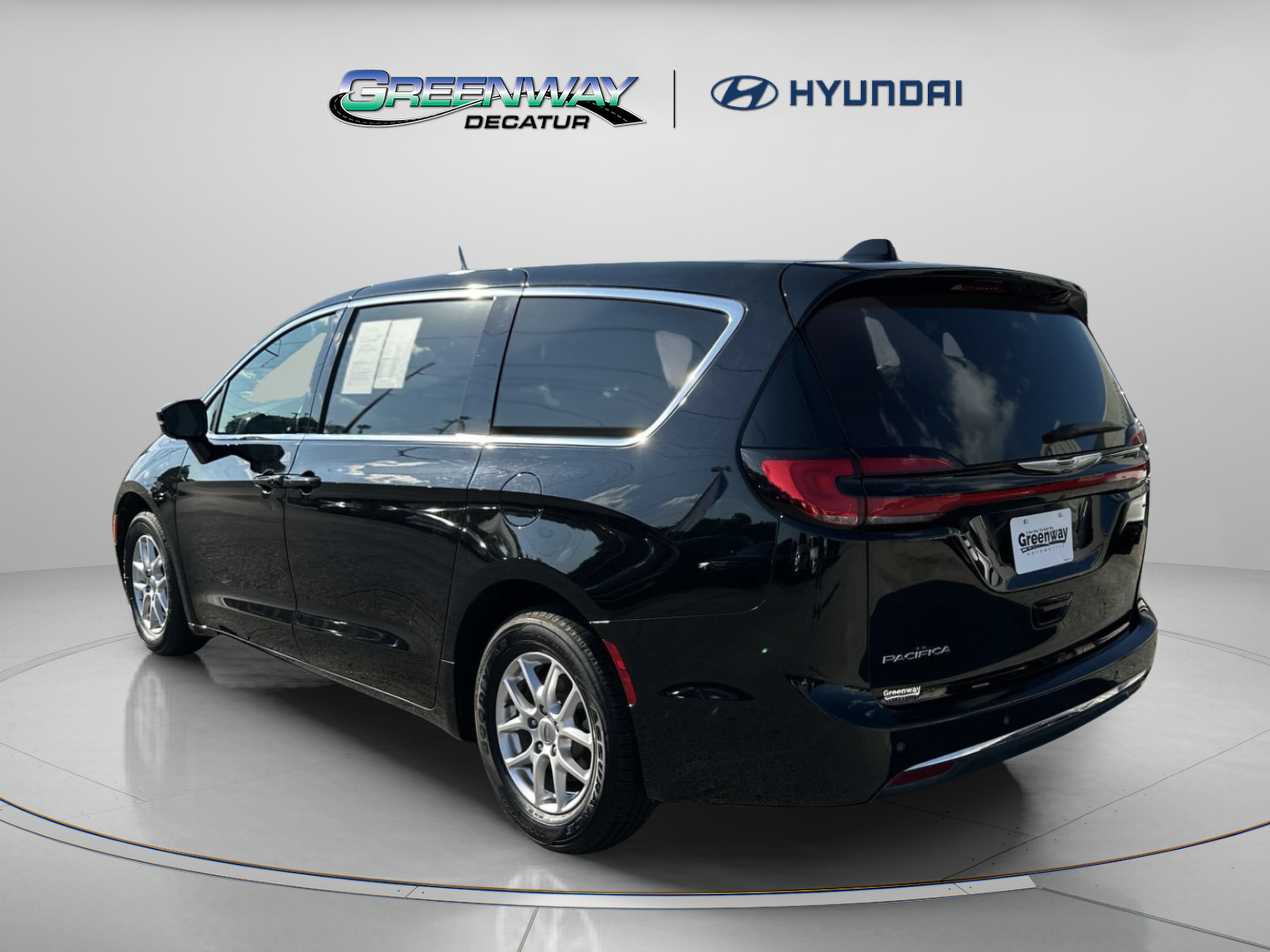 Used 2025 Chrysler Pacifica Select FWD image 6